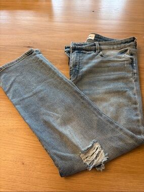 Evereve Light Wash Slim Distressed Jeans